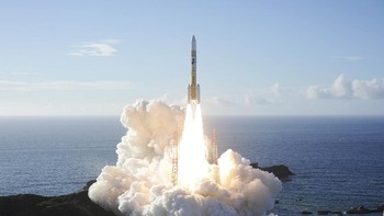 Terlihat wahana ini meluncur dari Tanegashima Space Center, Jepang pada 20 Juli pukul 6.58 waktu setempat. Foto: AP Photo