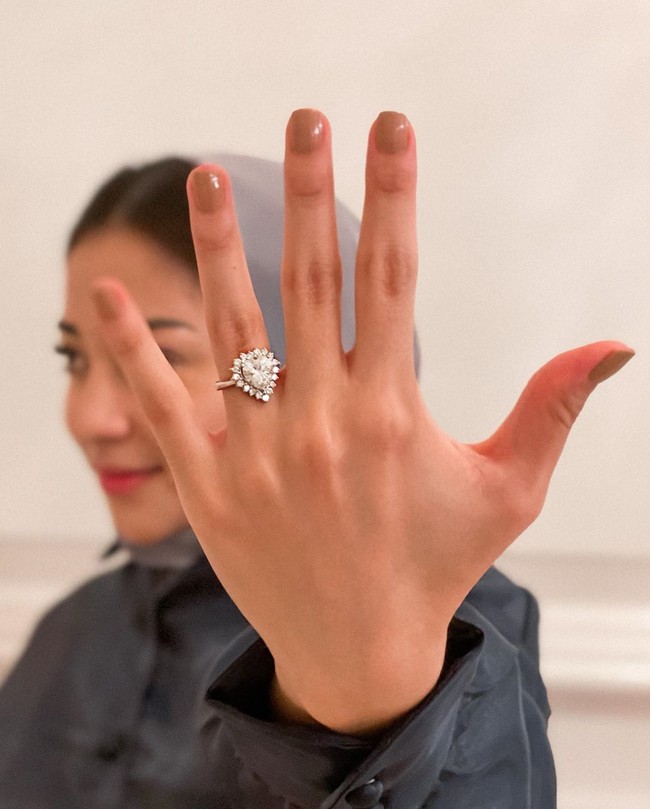 Nikita Willy dilamar Indra Priawan Djokosoetono dengan sebuah cincin bertatahkan berlian. Cincin pemberian sang kekasih yang merupakan bos Blue Bird itu dihiasi berlian bentuk hati dan dikelilingi berlian-berlian kecil di pinggirannya. Three years ago you asked me to travel the world with you. Three days ago you asked me to be your world. Both times i said YES, tulis Nikita Willy sambil memamerkan cincin lamarannya di foto Instagram. Foto: Dok. Instagram @nikitawillyofficial94.