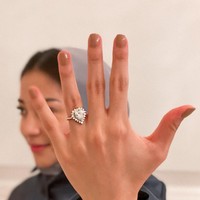 Nikita Willy dilamar Indra Priawan Djokosoetono dengan sebuah cincin bertatahkan berlian. Cincin pemberian sang kekasih yang merupakan bos Blue Bird itu dihiasi berlian bentuk hati dan dikelilingi berlian-berlian kecil di pinggirannya. Three years ago you asked me to travel the world with you. Three days ago you asked me to be your world. Both times i said YES, tulis Nikita Willy sambil memamerkan cincin lamarannya di foto Instagram. Foto: Dok. Instagram @nikitawillyofficial94.