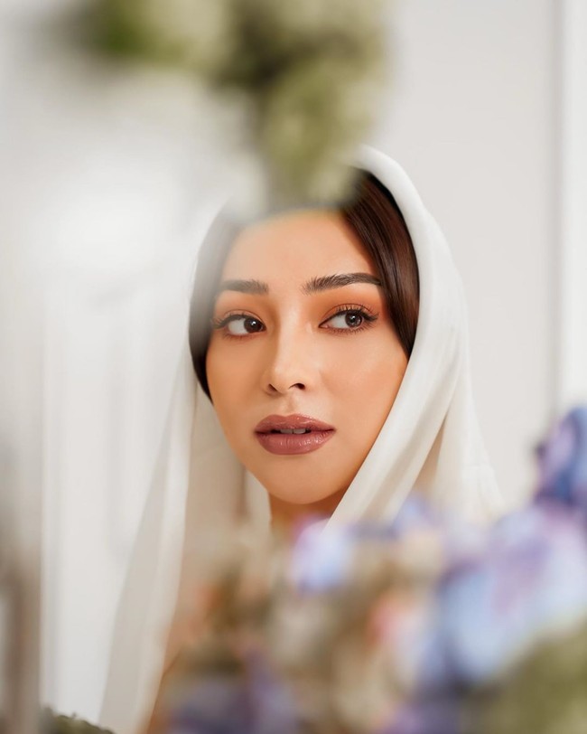 Inilah salah satu momen awal Nikita Willy tampak mengenakan hijab putih dengan memperlihatkan bagian depan rambutnya. Bintang sinetron Putri yang Ditukar itu tampil dengan hijab Jipon saat Lebaran 2020. Foto: Dok. Instagram @nikitawillyofficial94.