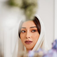 Inilah salah satu momen awal Nikita Willy tampak mengenakan hijab putih dengan memperlihatkan bagian depan rambutnya. Bintang sinetron Putri yang Ditukar itu tampil dengan hijab Jipon saat Lebaran 2020. Foto: Dok. Instagram @nikitawillyofficial94.