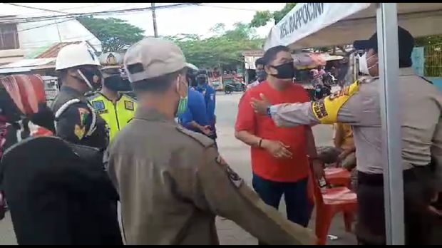 Oknum pejabat Pemkot Makassar cekcok dengan petugas karena ditegur tidak menggunakan masker (dok. Istimewa).