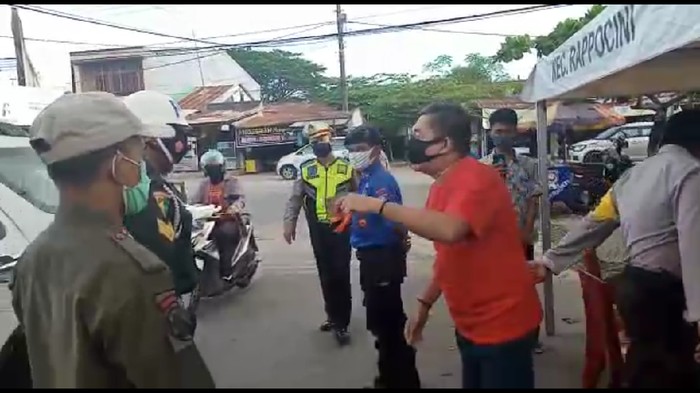Oknum pejabat Pemkot Makassar cekcok dengan petugas karena ditegur tidak menggunakan masker (dok. Istimewa).