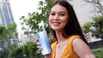 Reno4 punya bobot 165 gram. Foto: Adi Fida Rahman/detikINET