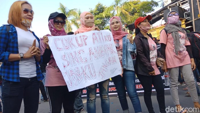Para Penyanyi Dangdut Demo Bupati Jombang Tuntut New Normal