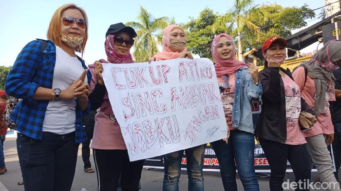 Para Penyanyi Dangdut Demo Bupati Jombang Tuntut New Normal