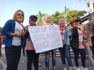 Penyanyi Dangdut di Jombang Tuntut New Normal Tanpa Physical Distancing