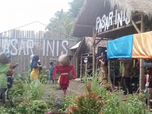 Kulineran di Pasar Ini Bayarnya Pakai Uang Bambu
