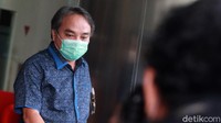 Hong Artha diperiksa sebagai tersangka terkait dugaan korupsi proyek pembangunan jalan milik Kementerian Pekerjaan Umum dan Perumahan Rakyat (PUPR) tahun 2015. 