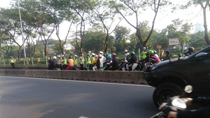 Pengendara Motor Terobos Jalur Busway di Pasar Rumput