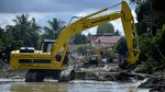 Pengerukan Lumpur Sisa Banjir Bandang di Luwu Utara