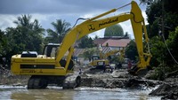 Sejumlah alat berat mengeruk material lumpur yang menutup jalan trans Sulawesi di Kabupaten Luwu Utara, Sulawesi Selatan, Senin (20/7/2020).