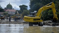 Proses pencarian korban hilang maupun tertimbun lumpur pun terus dilakukan. Petugas kepolisian juga turut mengerahkan anjing pelacak untuk membantu proses pencarian korban yang masih hilang itu.