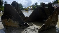 Sejumlah jalan termasuk jalan trans Sulawesi terus dilakukan pengerukan lumpur akibat banjir bandang untuk memperlancar jalur transportasi.