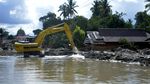 Pengerukan Lumpur Sisa Banjir Bandang di Luwu Utara