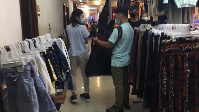 Pengunjung di Pasar Senen masih ada yang pakai kantong plastik