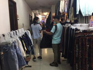 Masih Ada Pengunjung Belanja Pakai Kantong Plastik di Pasar Senen Jakpus