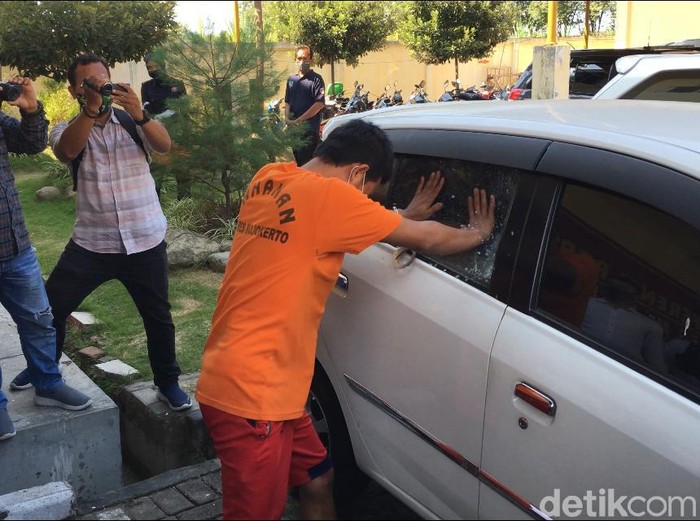 Nasabah bank diimbau tidak meninggalkan uang di dalam mobil. Karena perampok bisa dengan cepat memecah kaca mobil dan mengambil uang tersebut.