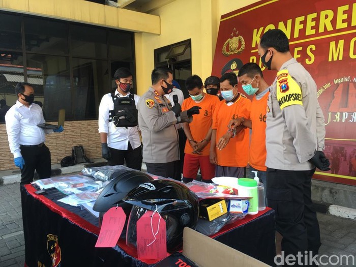 Perampok uang milik pabrik jaring ikan PT Daiyang Jaya Abadi berhasil diringkus. Dua pelaku ditembak polisi pada bagian kakinya karena melawan saat ditangkap.