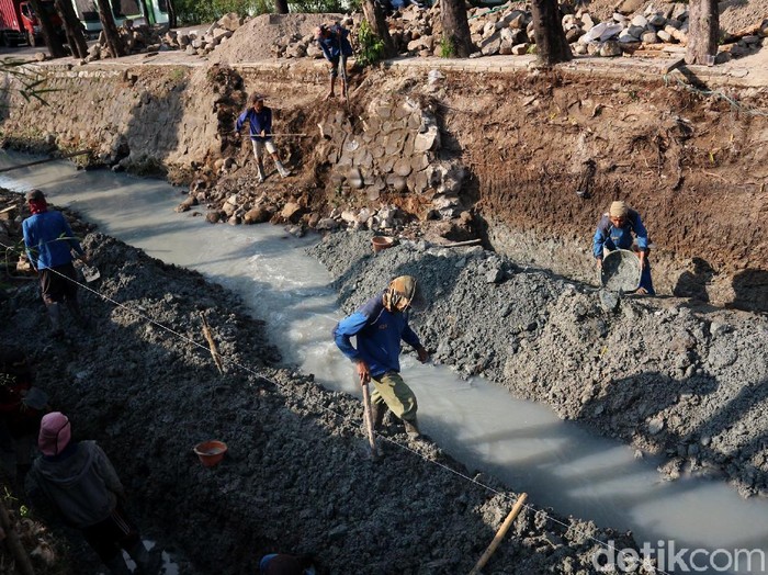 Perbaikan Turap Kali Utan Kayu Terus Dikebut Proses pengerjaan perbaikan turap di Kali Utan Kayu terus dikebut. Perbaikan turap itu ditargetkan rampung pada akhir Agustus 2020 mendatang.