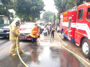 Video Pembersihan Tumpahan Oli di Cibubur, Lalin Sempat Tersendat