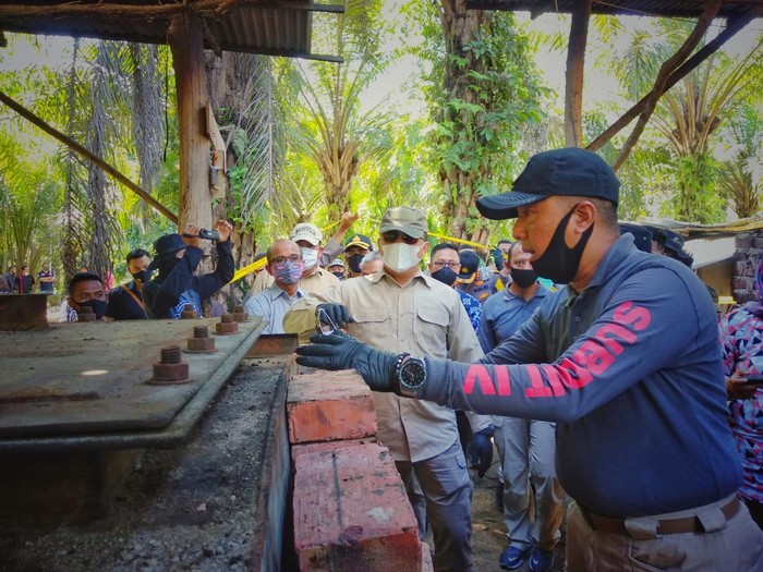 Polisi mengungkap aktivitas penyulingan minyak ilegal di Dumai, Riau. (Dok Istimewa)