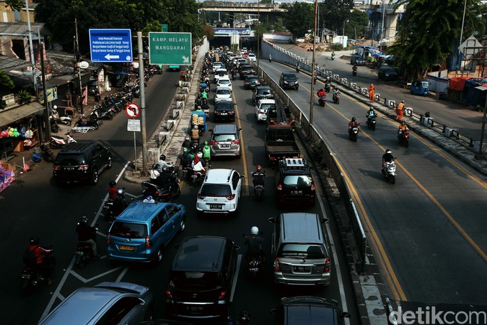 Sejumlah ruas jalan di DKI Jakarta kembali terjadi kemacetan, meski pelaksanaan Pembatasan Sosial Berskala Besar (PSBB) untuk menekan penyebaran virus Covid-19 (Corona) di wilayah ibu kota masih berlangsung. Seperti terlihat kemacetan mengular panjang di Jalan Basuki Rachmat, Jakarta Timur, Senin (20/7/2020).