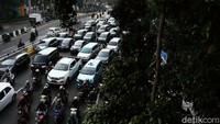 Kendaraan roda dua dan empat tampak berjubel di jalan tersebut.