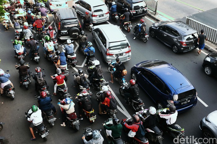 Sejumlah ruas jalan di DKI Jakarta kembali terjadi kemacetan, meski pelaksanaan Pembatasan Sosial Berskala Besar (PSBB) untuk menekan penyebaran virus Covid-19 (Corona) di wilayah ibu kota masih berlangsung. Seperti terlihat kemacetan mengular panjang di Jalan Basuki Rachmat, Jakarta Timur, Senin (20/7/2020).
