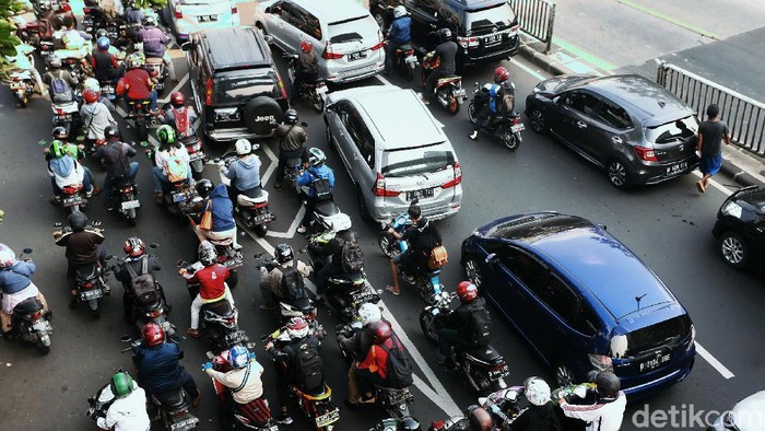 Sejumlah ruas jalan di DKI Jakarta kembali terjadi kemacetan, meski pelaksanaan Pembatasan Sosial Berskala Besar (PSBB) untuk menekan penyebaran virus Covid-19 (Corona) di wilayah ibu kota masih berlangsung. Seperti terlihat kemacetan mengular panjang di Jalan Basuki Rachmat, Jakarta Timur, Senin (20/7/2020).