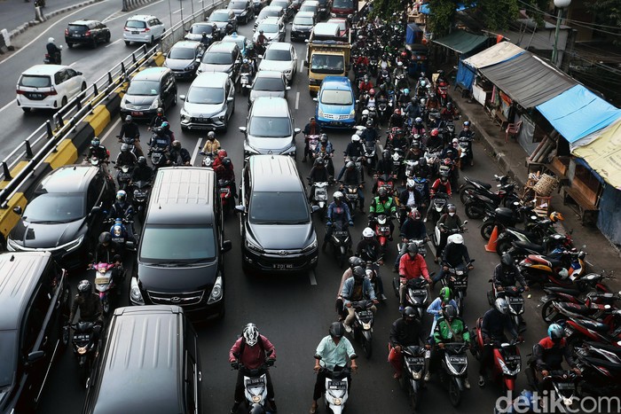 Sejumlah ruas jalan di DKI Jakarta kembali terjadi kemacetan, meski pelaksanaan Pembatasan Sosial Berskala Besar (PSBB) untuk menekan penyebaran virus Covid-19 (Corona) di wilayah ibu kota masih berlangsung. Seperti terlihat kemacetan mengular panjang di Jalan Basuki Rachmat, Jakarta Timur, Senin (20/7/2020).
