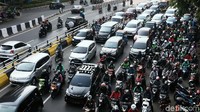 Kemacetan terjadi di Jalan Basuki Rachmat, Jakarta Timur, Senin (20/7/2020) pagi.