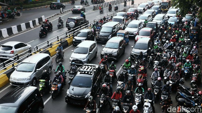 Sejumlah ruas jalan di DKI Jakarta kembali terjadi kemacetan, meski pelaksanaan Pembatasan Sosial Berskala Besar (PSBB) untuk menekan penyebaran virus Covid-19 (Corona) di wilayah ibu kota masih berlangsung. Seperti terlihat kemacetan mengular panjang di Jalan Basuki Rachmat, Jakarta Timur, Senin (20/7/2020).
