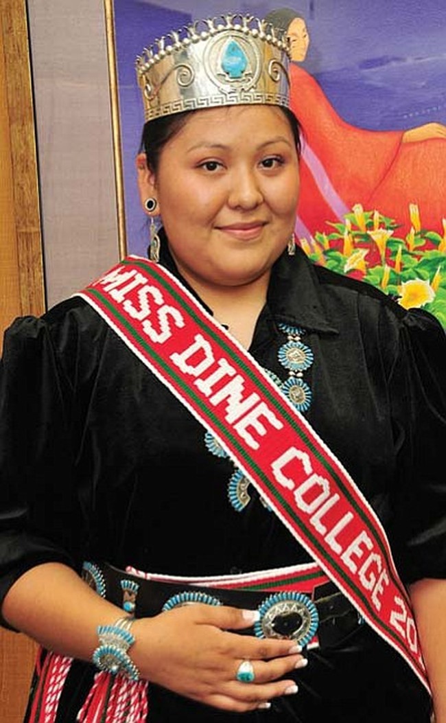 Nasib tragis dialami pemenang kontes kecantikan suku Navajo, Amerika Serikat, Valentina Blackhorse. Valentina yang dalam kesehariannya suka menolong orang lain, terinfeksi virus Corona setelah merawat temannya yang terlebih dulu terkena COVID-19. Seperti dikutip NY Times, Valentina dinyatakan positif COVID-19 pada 22 April. Dan keesokan harinya, dia meninggal dunia. Foto: Dok. Instagram