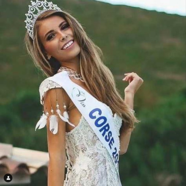 Runner Up 1 Miss Universe Prancis 2018 Eva Colas menyampaikan di akun Instagramnya pada Maret 2020 bahwa dia tertular virus Corona. Aku berusia 23 tahun, dan merasakan demam, sakit kepala dan sekarang kehilangan indera perasa dan bau. Aku tidak lagi bisa mencium bau makanan dan tidak merasakan apakah makanan itu manis atau asin. Seluruh keluargaku juga. Kami mendapat konfirmasi dari dokter bahwa gejala ini kemungkinan adalah virus Corona. Saat ini kami tidak memiliki masalah pernafasan, semuanya baik-baik saja, semoga terus begitu, tulisnya. Foto: Dok. InstagramFoto: Dok. Instagram