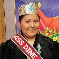 Nasib tragis dialami pemenang kontes kecantikan suku Navajo, Amerika Serikat, Valentina Blackhorse. Valentina yang dalam kesehariannya suka menolong orang lain, terinfeksi virus Corona setelah merawat temannya yang terlebih dulu terkena COVID-19. Seperti dikutip NY Times, Valentina dinyatakan positif COVID-19 pada 22 April. Dan keesokan harinya, dia meninggal dunia. Foto: Dok. Instagram