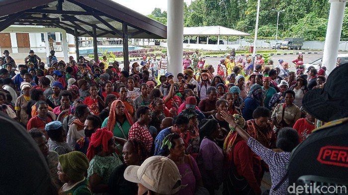 Ratusan mama-mama pedagang demo di DPRD Mimika.