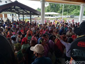Ratusan Mama Pedagang Demo DPRD Mimika, Tagih Janji Transportasi