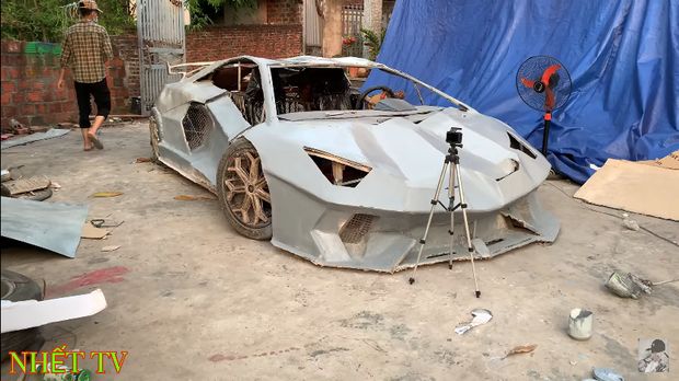 Lamborghini ini terbuat dari kardus dan barang bekas seadanya.