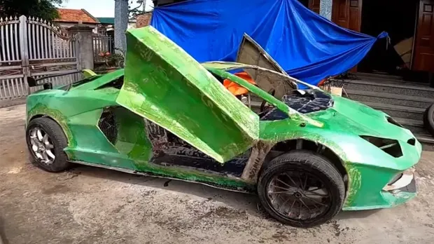 Lamborghini ini terbuat dari kardus dan barang bekas seadanya.