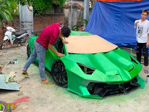 Kreatif, Bocah Ini Bikin Ferrari dari Kardus dengan Mesin Skuter