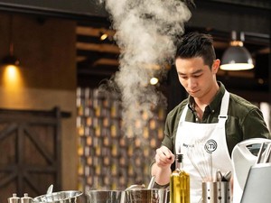 Adik Chef Arnold Tereliminasi dari MasterChef Australia, Momennya Bikin Haru