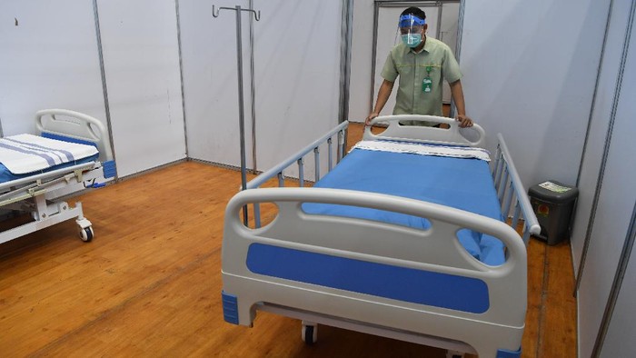 Pekerja merapikan tempat tidur di Sarana Olaraga Tri Dharma yang dijadikan ruang isolasi mandiri COVID-19 di Gresik, Jawa Timur, Senin (20/7/2020). Petrokimia Gresik mengubah sarana olaraga tersebut menjadi ruang isolasi mandiri COVID-19 yang terdiri dari 40 ruangan dengan kapasitas 80 tempat tidur yang telah dilengkapi sejumlah fasilitas pendukung, hal itu bertujuan sebagai bentuk antisipasi tingginya kasus mewabahnya virus Corona di Surabaya Raya. ANTARA FOTO/Zabur Karuru