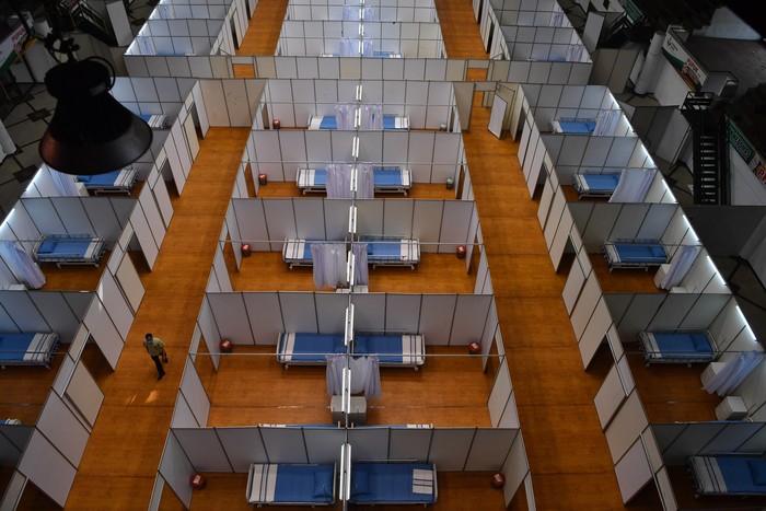 Pekerja merapikan tempat tidur di Sarana Olaraga Tri Dharma yang dijadikan ruang isolasi mandiri COVID-19 di Gresik, Jawa Timur, Senin (20/7/2020). Petrokimia Gresik mengubah sarana olaraga tersebut menjadi ruang isolasi mandiri COVID-19 yang terdiri dari 40 ruangan dengan kapasitas 80 tempat tidur yang telah dilengkapi sejumlah fasilitas pendukung, hal itu bertujuan sebagai bentuk antisipasi tingginya kasus mewabahnya virus Corona di Surabaya Raya. ANTARA FOTO/Zabur Karuru