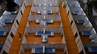 Bahkan beberapa kali kasus penularan COVID-19 di DKI mencapai lebih dari 1.000 kasus yang menyebabkan kapasitas tempat tidur dan ruang isolasi di rumah sakit hampir penuh. ANTARA FOTO/Zabur Karuru  