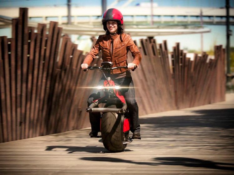 Penampakan Motor Listrik yang Bisa Berjalan dengan Satu Roda