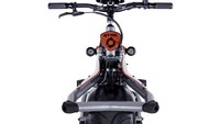 Bagian depan Ryno menampilkan handle-bar klasik tetapi tanpa garpu depan. Ada bagian bingkai menjulur keluar dari bodi untuk menopang motor saat parkir.Di bawah setang terdapat soket daya 12V DC untuk memungkinkan anda mengisi daya perangkat saat bepergian. Foto: autoevolution