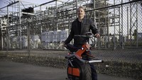 Ryno dapat melaju dengan kecepatan paling tinggi 16 kpj. Motor ini memang ditujukan untuk pengendaraan jarak dekat dalam kota oleh karena itu jarak tempuh dan kecepatannya tak begitu besar. Foto: autoevolution