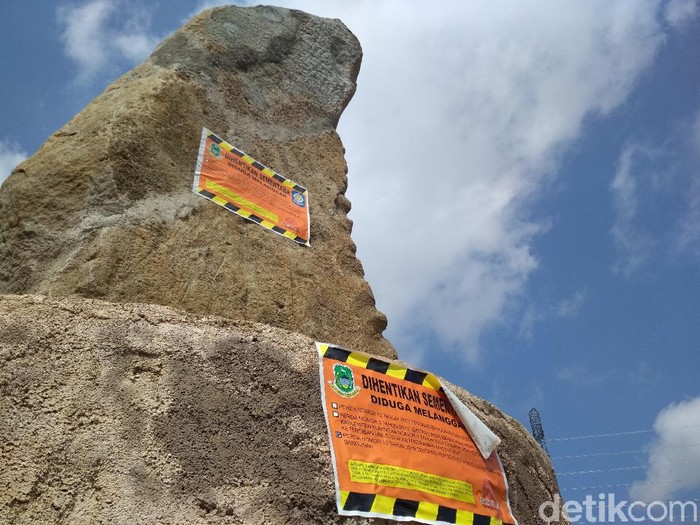 Satpol pp segel makam tokoh sunda wiwitan di kuningan