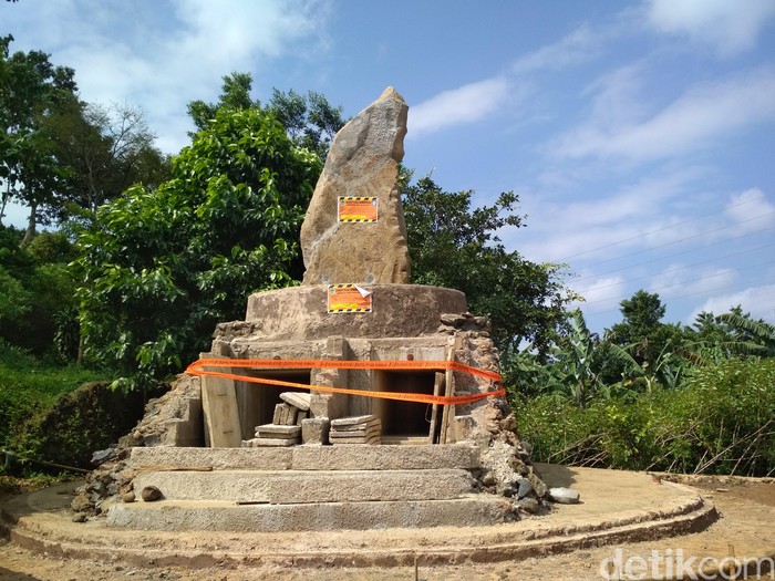 Satpol pp segel makam tokoh sunda wiwitan di kuningan